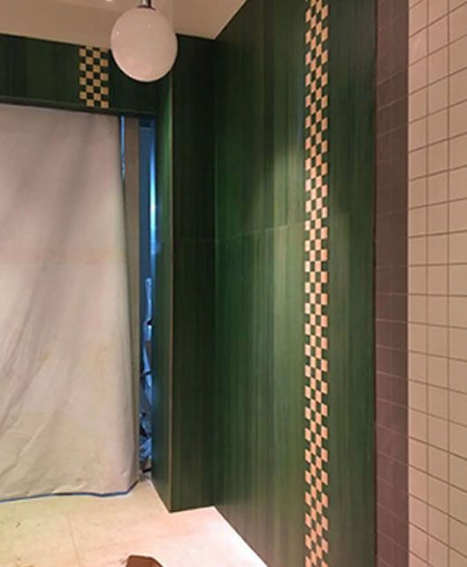 海外の店舗内装 フローリング 羽目板 おしゃれな壁